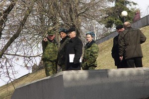 В Витебске разрушили ледяной затор на Двине авто-экскаватором. Фото Сергея Серебро