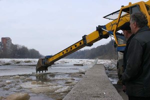 В Витебске разрушили ледяной затор на Двине авто-экскаватором. Фото Сергея Серебро