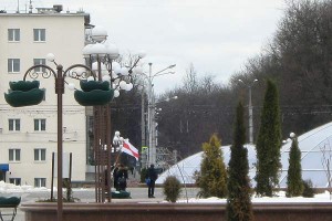 Невялічкім шэсцем з бел-чырвона-белым сцягам вырашылі адзначыць Дзень волі моладзевыя актывісты Віцебска. Фота Наталлі Партолінай