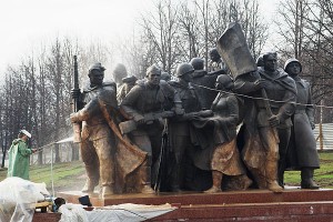 У Віцебску з помнікаў змываюць паціну. Фота Сержука Серабро