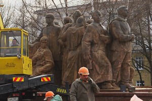 У Віцебску з помнікаў змываюць паціну. Фота Сержука Серабро