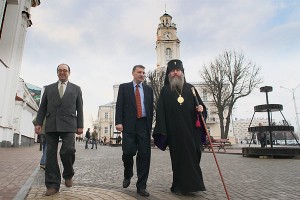 Посол Франции в Беларуси Мишель Ренери с архиепископом Дмитрием на улицах Витебска. Фото Сергея Серебро