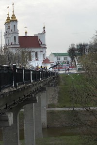 Роупджампинг. В центре Витебска несколько человек спрыгнули с моста. Фото Сергея Серебро
