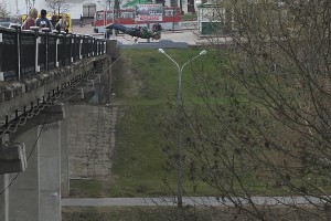 Роупджампинг. В центре Витебска несколько человек спрыгнули с моста. Фото Сергея Серебро