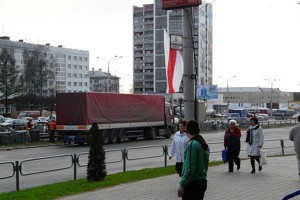 У Віцебску вывесілі бел-чырвона-белы сцяг каля аддзялення Белпошты. Courtesy photo