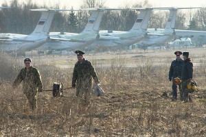 Военные тянут кабель к посадочным фонарям перед взлетно-посадочной полосой. Фото Сергея Серебро