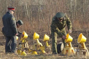 В посадочные фонари перед взлетно-посадочной полосой вкручивают лампочки. Фото Сергея Серебро