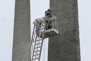 В Витебске моют «три штыка». Фото Сергея Серебро