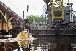В Витебске начались работы по углублению русла Двины. Фото Сергея Серебро