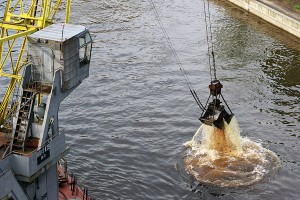 В Витебске начались работы по углублению русла Двины. Фото Сергея Серебро