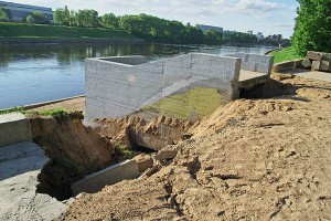 В Витебске размыло набережную Двины. Фото Сергея Серебро