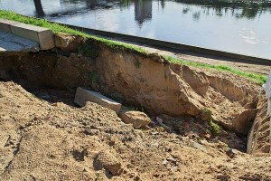 В Витебске размыло набережную Двины. Фото Сергея Серебро