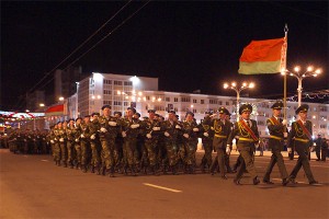 Репетиция парада в Витебске в честь 65-летия победы в Великой отечественной войне. Фото Сергея Серебро