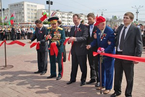 Александр Косинец открыл реконструированную площадь Победы в Витебске. Фото Сергея Серебро