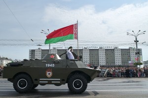 Александр Косинец открыл реконструированную площадь Победы в Витебске. Фото Сергея Серебро