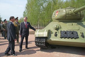 Александр Косинец открыл реконструированную площадь Победы в Витебске. Фото Сергея Серебро