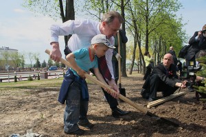 Александр Косинец открыл реконструированную площадь Победы в Витебске. Фото Сергея Серебро