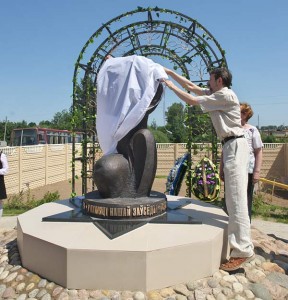 В Тулово открыли памятник узникам витебского гетто. Фото Сергея Серебро