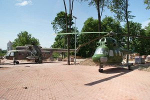 В Витебске в аллее у площади Победы установили вертолеты Ми-2 и Ми-8. Фото Сергея Серебро