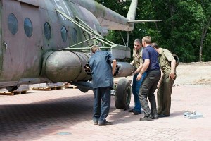 В Витебске в аллее у площади Победы установили вертолеты Ми-2 и Ми-8. Фото Сергея Серебро