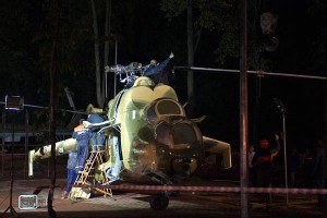 В Витебске на площади Победы установили вертолет Ми-24. Фото Сергея Серебро