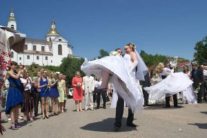 Парад витебских молодоженов. Фото Сергея Серебро