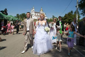 Парад витебских молодоженов. Фото Сергея Серебро