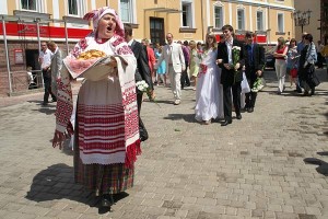 Парад витебских молодоженов. Фото Сергея Серебро