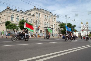 Гуляния в Вітебске начались в 11 утра праздничным театрализованным шествием. Фото Сергея Серебро