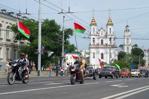 Гуляния в Вітебске начались в 11 утра праздничным театрализованным шествием. Фото Сергея Серебро