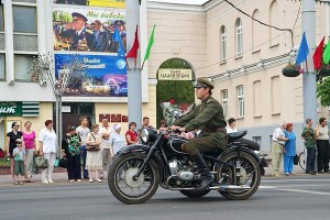 Гуляния в Вітебске начались в 11 утра праздничным театрализованным шествием. Фото Сергея Серебро