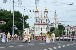 Гуляния в Вітебске начались в 11 утра праздничным театрализованным шествием. Фото Сергея Серебро