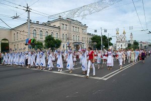 Гуляния в Вітебске начались в 11 утра праздничным театрализованным шествием. Фото Сергея Серебро