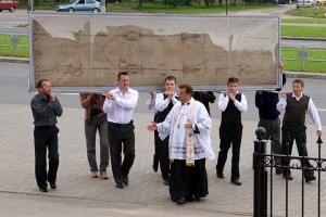 У Віцебску сустрэлі копію Турынскай плашчаніцы. Фота Сержука Серабро