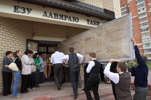 У Віцебску сустрэлі копію Турынскай плашчаніцы. Фота Сержука Серабро