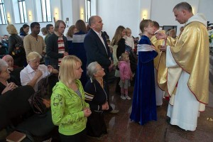 У Віцебску сустрэлі копію Турынскай плашчаніцы. Фота Сержука Серабро