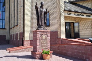 Вандалы пашкодзілі помнік Яну Паўлу ІІ ў Віцебску. Фота Сержука Серабро