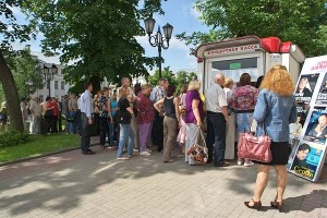 Очереди у касс «Славянского базара в Витебске» продолжают раст. Фото Сергея Серебро