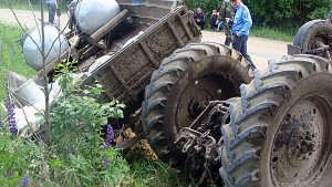 МТЗ-80 съехал в кювет и перевернулся недалеко от деревни Трухановичи Чашникского района. Фото предоставлено УМЧС Витебской области