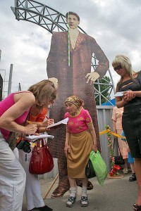 В Витебске состязались великаны. Фото Сергея Серебро