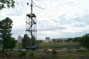 У парку каля плошчы Перамогі ўсталявалі парашутную вышку. Фота Сержука Серабро