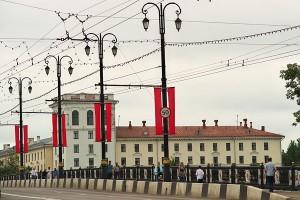 Праздничная декорация моста имени Кирова в Витебске. Фото Сергея Серебро