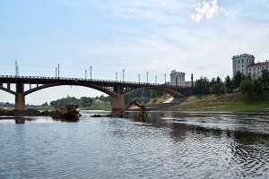 Экскаватор, работающий в русле Двины напротив устья Витьбы, опрокинулся и частично затонул. Фото Сергея Серебро