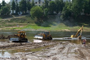 Экскаватор, работающий в русле Двины напротив устья Витьбы, опрокинулся и частично затонул. Фото Сергея Серебро