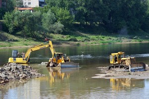 Экскаватор, работающий в русле Двины напротив устья Витьбы, опрокинулся и частично затонул. Фото Сергея Серебро