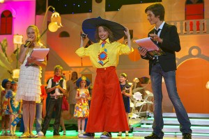 В центре Адрей Кунец, ведущий VIII Международного детского музыкального конкурса «Витебск-2010». Фото Сергея Серебро