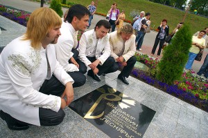 На витебской аллее звезд увековечено имя Владимира Мулявина. Фото Сергея Серебро