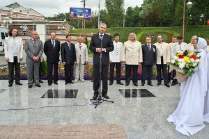 Открывает звезду Мулявина министр культуры Беларуси Павел Латушко. Фото Сергея Серебро