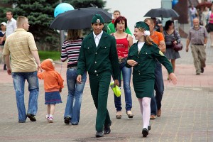 У Віцебску школьнікі апранулі цэшкі з Пагоняй. Фота Сержука Серабро