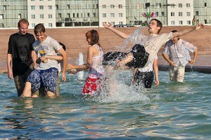 Анамальная спёка загнала віцяблян у фантаны. Фота Сержука Серабро